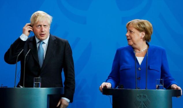 رئيس الوزراء البريطاني بوريس جونسون والمستشارة الألمانية أنجيلا ميركل في 21 أبريل 2019. تصوير: فابريزيو بنشه - رويترز.